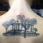Фото тату: минималистичный рисунок леса на спине, выполненный тонкими черными линиями. Идеальный эскиз тату для любителей природы и графики.