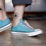 Фото тату: пара минималистичных татуировок с логотипом Converse All Star на лодыжках. Простой и стильный рисунок татуировки.