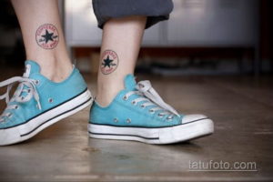 Фото тату: пара минималистичных татуировок с логотипом Converse All Star на лодыжках. Простой и стильный рисунок татуировки.