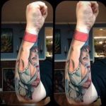 Фото тату персонажа Рю из игры Street Fighter на руке. Цветной рисунок татуировки в стиле аниме.