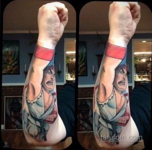 Фото тату персонажа Рю из игры Street Fighter на руке. Цветной рисунок татуировки в стиле аниме.
