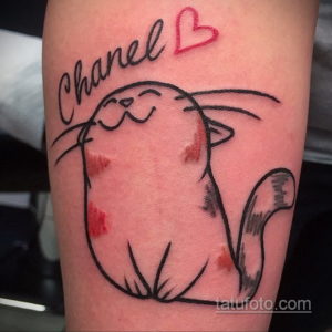 Фото тату кота с надписью 'Chanel' на руке. Забавный рисунок в минималистичном стиле, выполненный в черном и красном цветах.