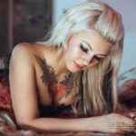 Фото тату: красивая татуировка на груди с изображением роз. Черно-белый рисунок с использованием теней и линий. Элегантный и женственный дизайн.