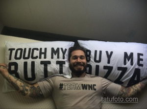 Фото тату на руках мужчины с надписью "Touch my butt, buy me pizza" и изображением пиццы. Татуировка выполнена в ярком и забавном стиле.