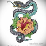 Цветная татуировка с изображением змеи, обвивающей цветок пиона. Детализированный рисунок с использованием ярких цветов и четких линий.