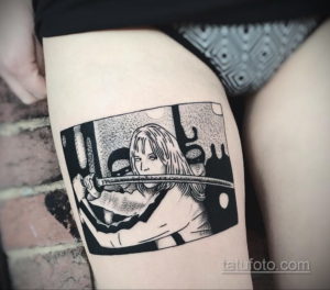 Фото белой татуировки на бедре, изображающей сцену из комикса с девушкой и мечом. Динамичный и выразительный рисунок.