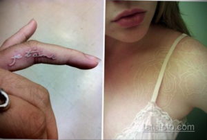 Фотография двух белых татуировок: надпись "je t'aime" на пальце и сложный узор на плече. Рисунки выполнены в технике white ink tattoo.