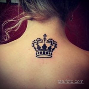 Черно-белое фото татуировки короны на затылке. Небольшой, детализированный рисунок, выполненный в реалистичном стиле. Элегантное и необычное размещение.
