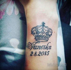 Фотография татуировки с изображением короны, имени 'Vaneska' и даты '2.8.2015', выполненной на руке. Персонализированный и памятный рисунок.
