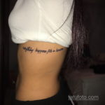 Фото тату: надпись "everything happens for a reason" на боку девушки. Черно-белая татуировка.