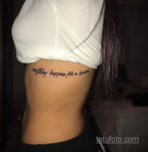 Фото тату: надпись "everything happens for a reason" на боку девушки. Черно-белая татуировка.
