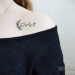 Фото тату: изображение сердца, стилизованное под кардиограмму, с добавлением небольших цветочков, расположено на плече. Символичный рисунок татуировки.