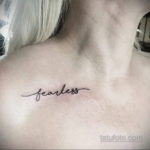 Фото тату: надпись 'fearless' выполненная тонким шрифтом, расположена на шее. Простой и стильный рисунок татуировки.