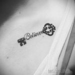 Фото тату: стильная надпись 'Believe' (верь) с декоративным элементом, выполненная в черно-белой гамме и расположенная на ключице.
