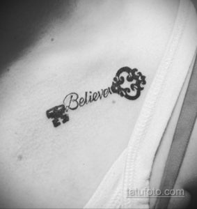 Фото тату: стильная надпись 'Believe' (верь) с декоративным элементом, выполненная в черно-белой гамме и расположенная на ключице.