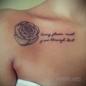 Фото тату розы и надписи "Every flower must grow through dirt" на груди. Черно-белый рисунок, выполненный в реалистичном стиле. Символ стойкости и красоты.