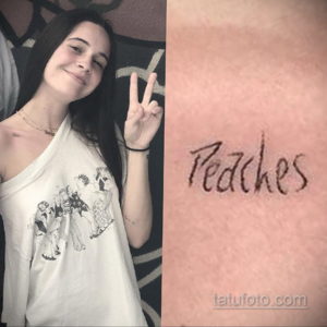 Фото тату надписи "Peaches" на руке девушки. Простой, рукописный шрифт, выполненный черными чернилами. Стильная и современная татуировка.