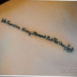 Фото тату: тонкая надпись 'We Survive Every Moment But The Very Last' выполнена на плече, демонстрируя минималистичный стиль и глубокий смысл.