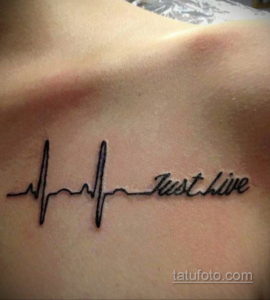 Фото тату: кардиограмма, переходящая в надпись "Just live", расположена на ключице. Мотивационный и стильный рисунок татуировки.