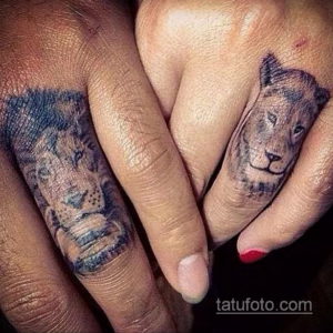 Фото тату: реалистичные изображения голов львов на пальцах. Черно-серый рисунок, символизирующий силу, мужество и защиту.