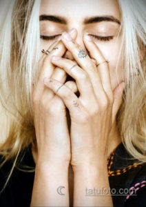 Фото тату на пальцах: маленькие изображения луны, солнца и абстрактных символов. Минималистичный рисунок татуировки для девушек.