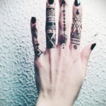 тату на пальцах женские 18.11.2019 №050 -finger tattoos for women- tatufoto.com