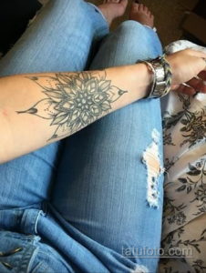 Фото тату: большая татуировка в стиле кружева на руке, имитирующая вязаный узор. Черно-белый рисунок с детальной проработкой.