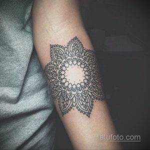 Фото тату на плече: сложная мандала, выполненная в технике blackwork. Геометрический рисунок с высокой детализацией.