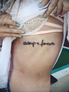 Фото тату: надпись "always + forever" на боку девушки. Романтичная татуировка, символизирующая вечную любовь и преданность.