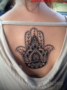 Фото тату Хамса на груди женщины. Черно-белый рисунок с детальной проработкой, символизирующий защиту и удачу. Идеальный эскиз тату для тех, кто ищет духовный смысл.