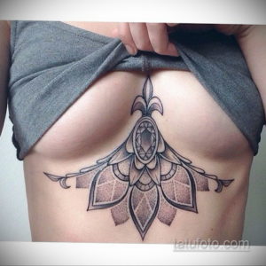 тату под грудью женские 18.11.2019 №056 -tattoo under the breast women- tatufoto.com