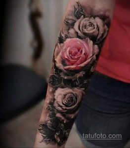 Фото тату: реалистичная татуировка букета роз на предплечье, выполненная в цветных тонах. Красивый и эффектный рисунок татуировки для девушек.
