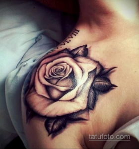 Фото тату на ключице: черно-серая татуировка с изображением розы и римских цифр. Идеально для тех, кто ценит элегантность и символизм.