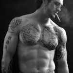 фото красивый парень с тату 24.11.2019 №039 -handsome guy with a tattoo- tatufoto.com