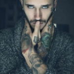Фото тату на руках и шее мужчины: реалистичные рисунки, роза, портреты, геометрические узоры. Идеи для мужских татуировок.