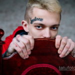 Фото тату на лбу мужчины: надпись "loneliness", татуировки на руках. Идеи для необычных татуировок.