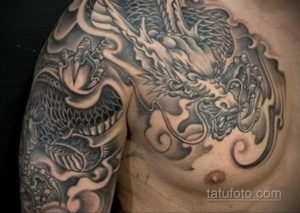 Фото тату дракона в японском стиле на плече и груди. Детализированный рисунок с использованием черных и серых оттенков.