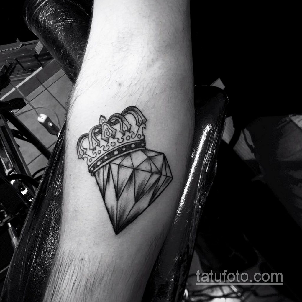тату диамант с короной 02.12.2019 №036 -diamond tattoo with crown-  tatufoto.com - tatufoto.com