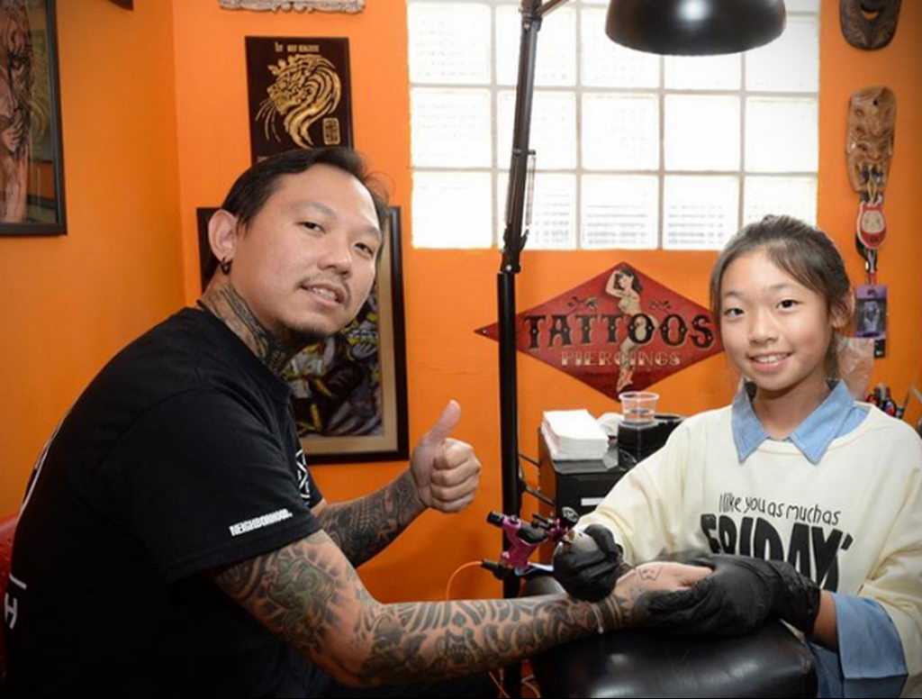 Двенадцатилетний тату-мастер из Сингапура
