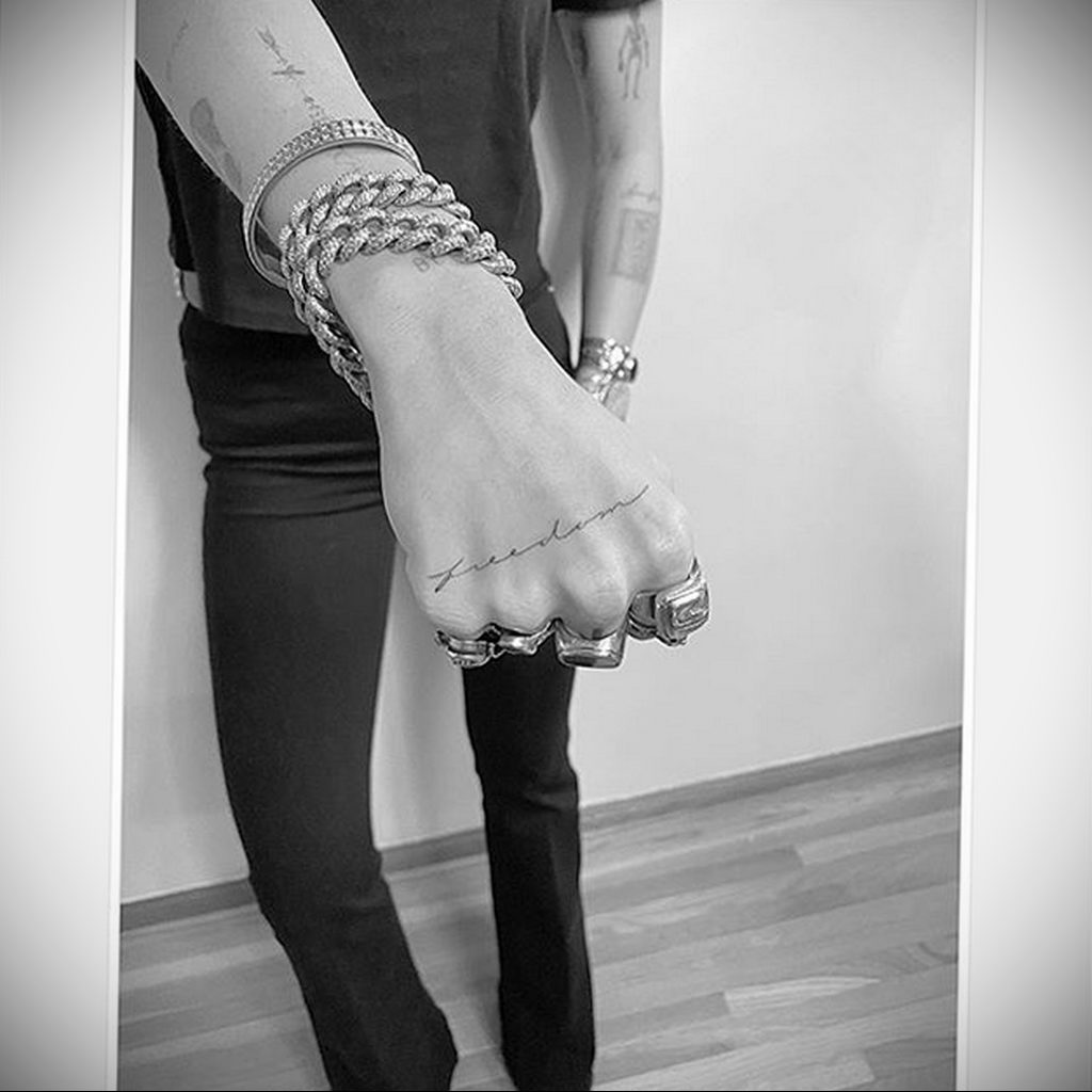 Новая татуировка Майли Сайрус с надписью свобода на правой руке по поводу развода с Лиамом Хемсвортом - фото 2