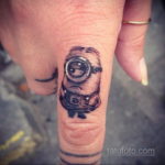 Фото Тату Миньон из мультика 12.12.2019 №082 -Tattoo Minion from the cart- tatufoto.com