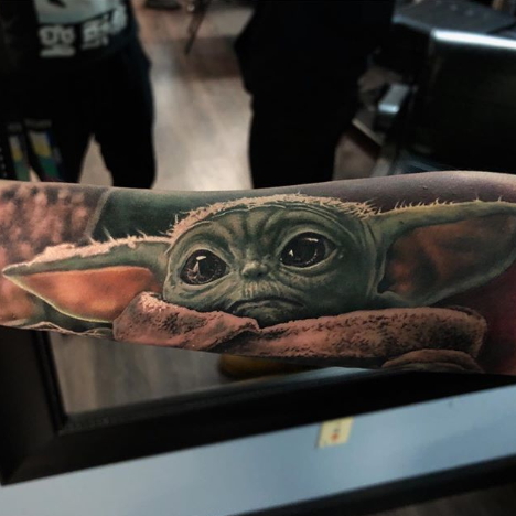 Фото пример татуировки с персонажем Бэйби Йода (Baby Yoda) из сериала Мандалорец - фото 1