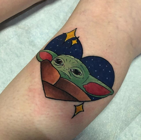 Фото пример татуировки с персонажем Бэйби Йода (Baby Yoda) из сериала Мандалорец - фото 13