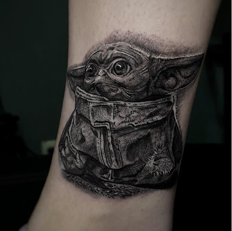 Фото пример татуировки с персонажем Бэйби Йода (Baby Yoda) из сериала Мандалорец - фото 14