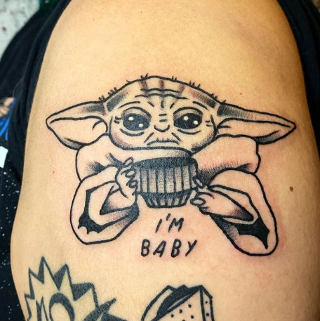 Фото пример татуировки с персонажем Бэйби Йода (Baby Yoda) из сериала Мандалорец - фото 31