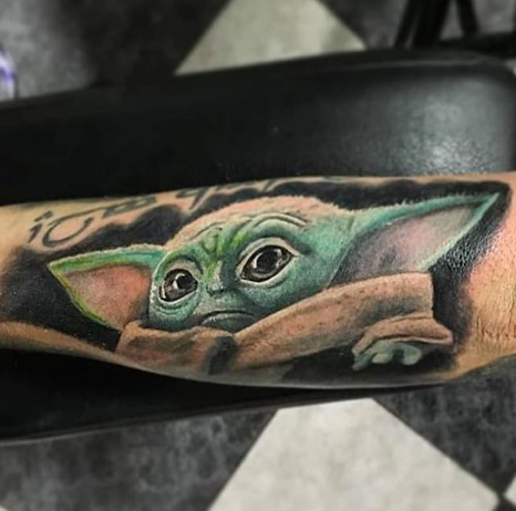 Фото пример татуировки с персонажем Бэйби Йода (Baby Yoda) из сериала Мандалорец - фото 32