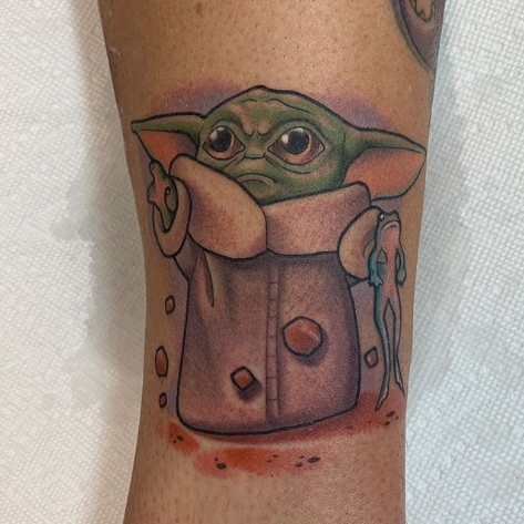 Фото пример татуировки с персонажем Бэйби Йода (Baby Yoda) из сериала Мандалорец - фото 4