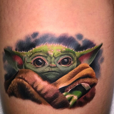 Фото пример татуировки с персонажем Бэйби Йода (Baby Yoda) из сериала Мандалорец - фото 9
