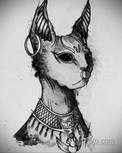 Черно-белый эскиз татуировки с изображением головы египетской кошки с выразительными глазами и стилизованным ошейником.