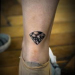 тату диамант на ноге 02.12.2019 №009 -diamond leg tattoo- tatufoto.com